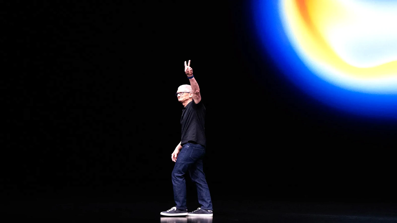 Tim Cook em palco durante apresentação da Apple.